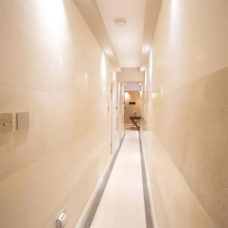 Oikoshomes Three Bedroom Flat In London